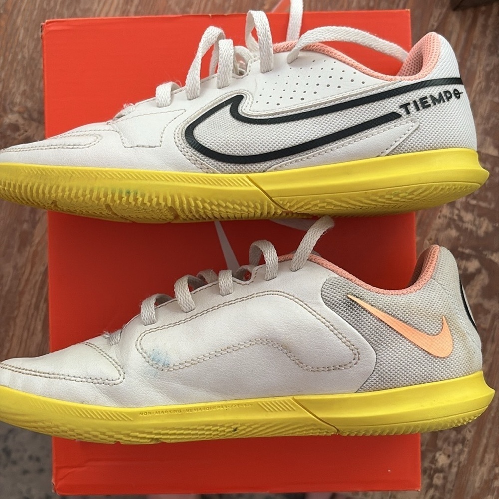 Nike Tiempo Indoor Soccer Shoes boys size 3.5Y - Picture 4 of 7